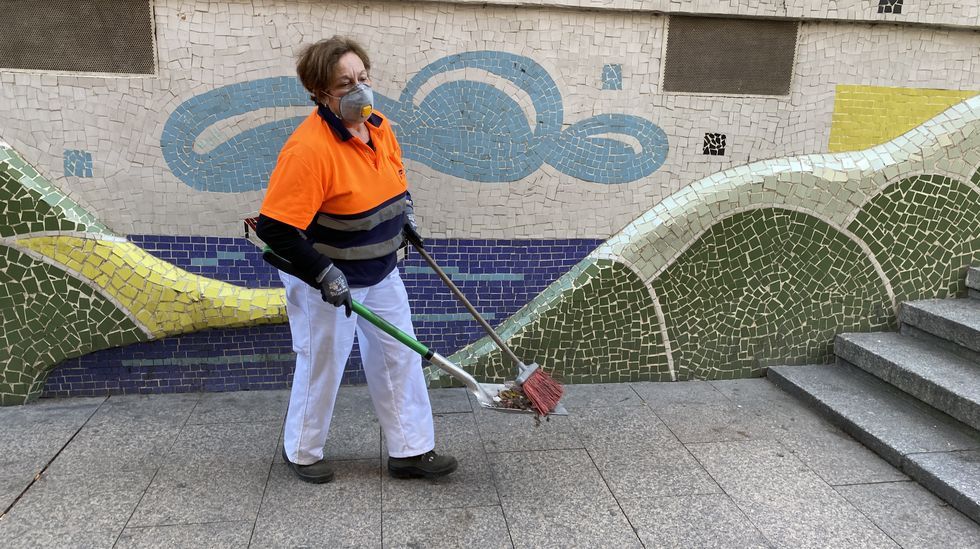 María Esther Guerra, operaria de limpieza viaria en O Barco, trabaja con mascarilla