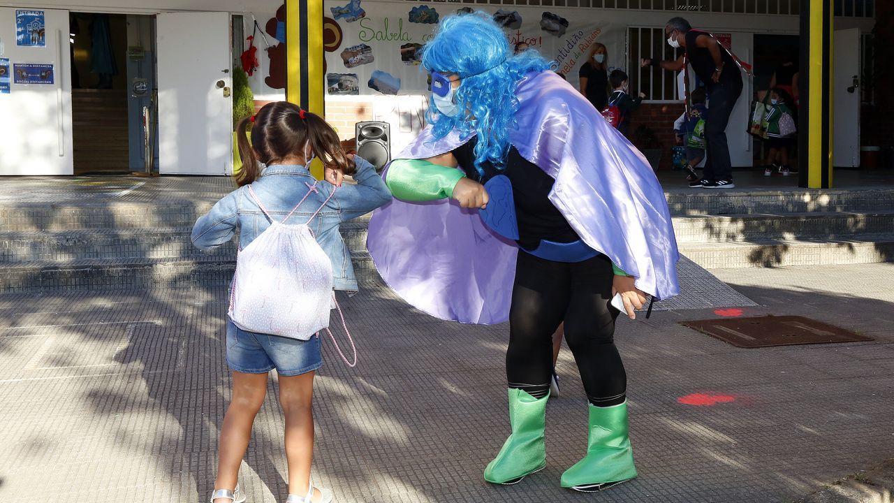 Pancarta de protesta contra la situación organizativa en los colegios en un centro de Arousa