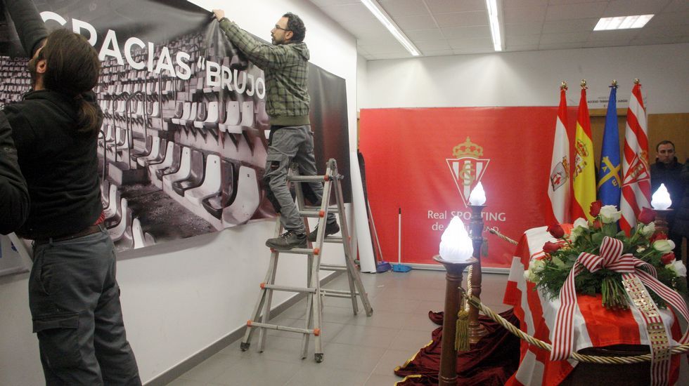.El estadio de El Molinón acoge el funeral por Enrique Castro  Quini , exjugador del Sporting, con las tribunas abiertas al público