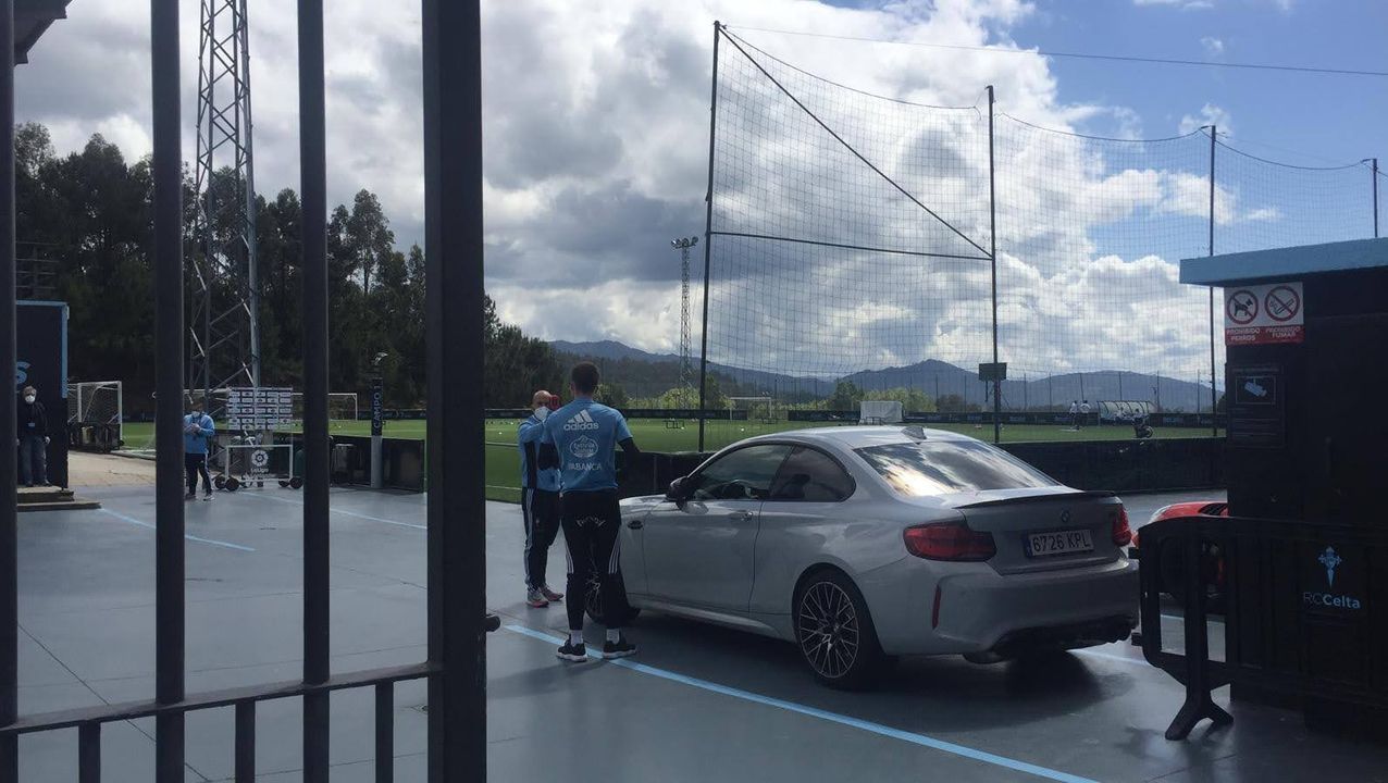 Uno de los jugadores del Celta, llegando a A Madroa a primera hora de esta mañana