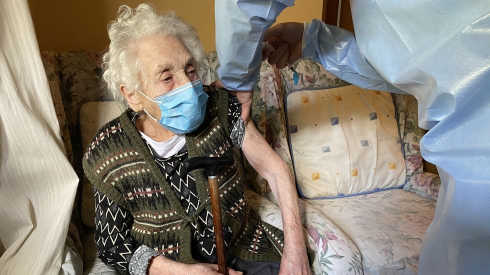 La vacunación a domicilio en el rural.Anuncia Balboa, de 95 años, fue vacunada con Janssen