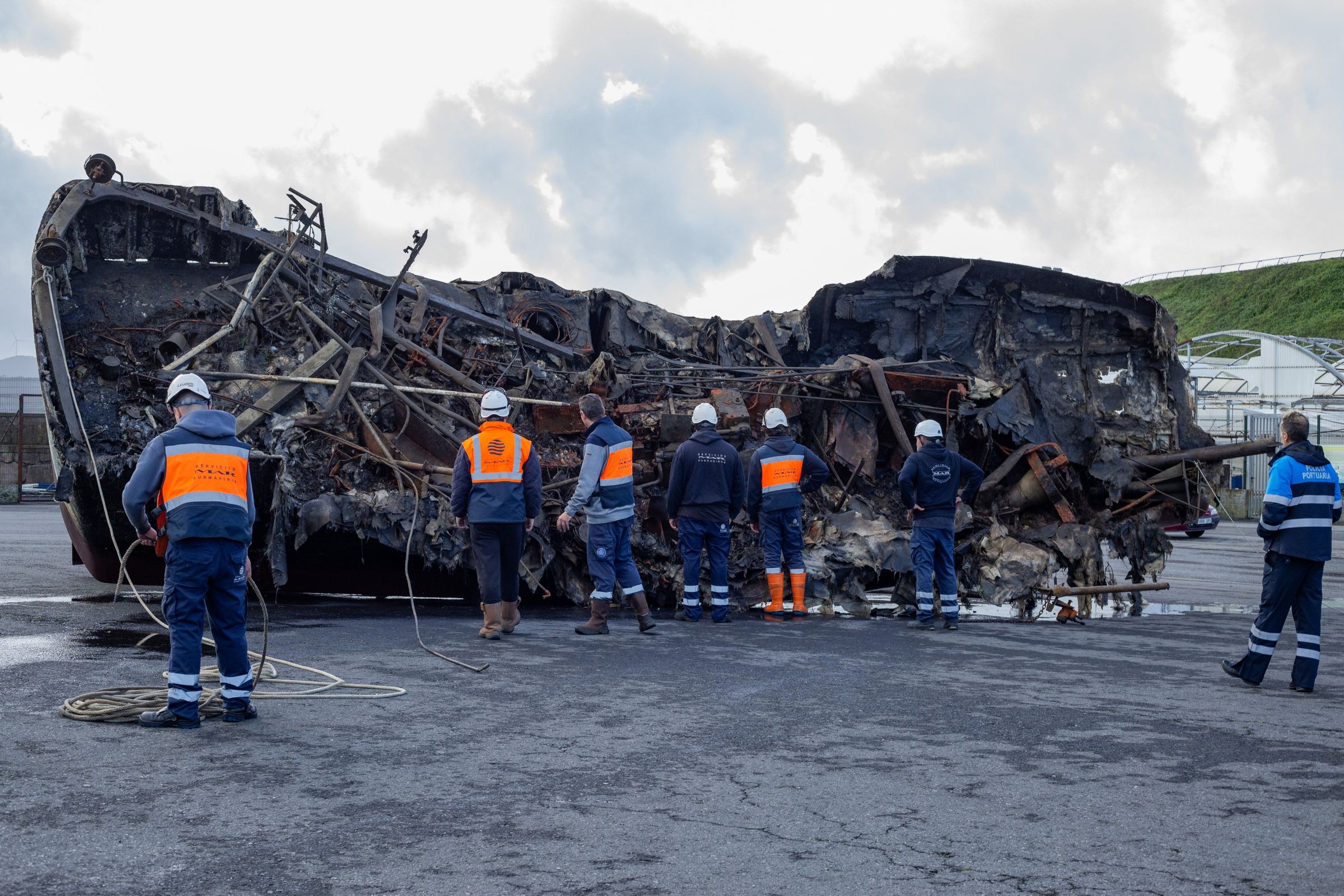 Portos reflota o Jaungoikoa, boniteiro afundido no porto de Camarias en setembro, ao non facelo o armador. 29/11/2024
