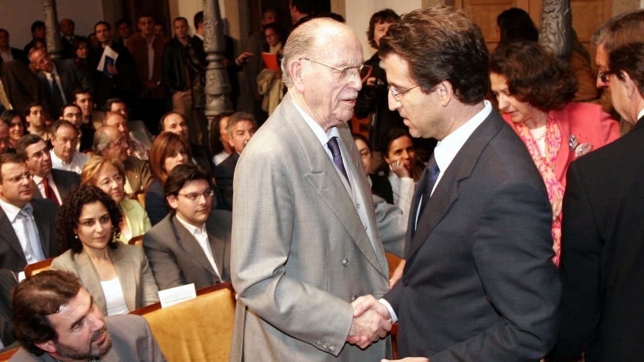 Alberto Núñez Feijoo saluda a Fernández Albor en una imagen del 2006