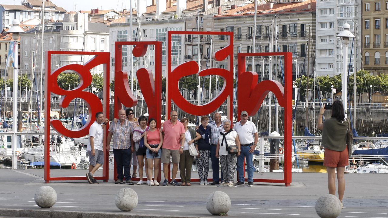 archivo.Turistas se fotograf�an en las  letronas  de Gij�n