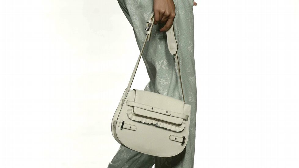 Detalle del bolso que luce una modelo durante el desfile de la diseñadora Ana Locking