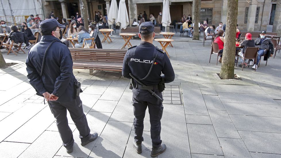 La policía vigila que se cumplan las normas Covid en las terrazas