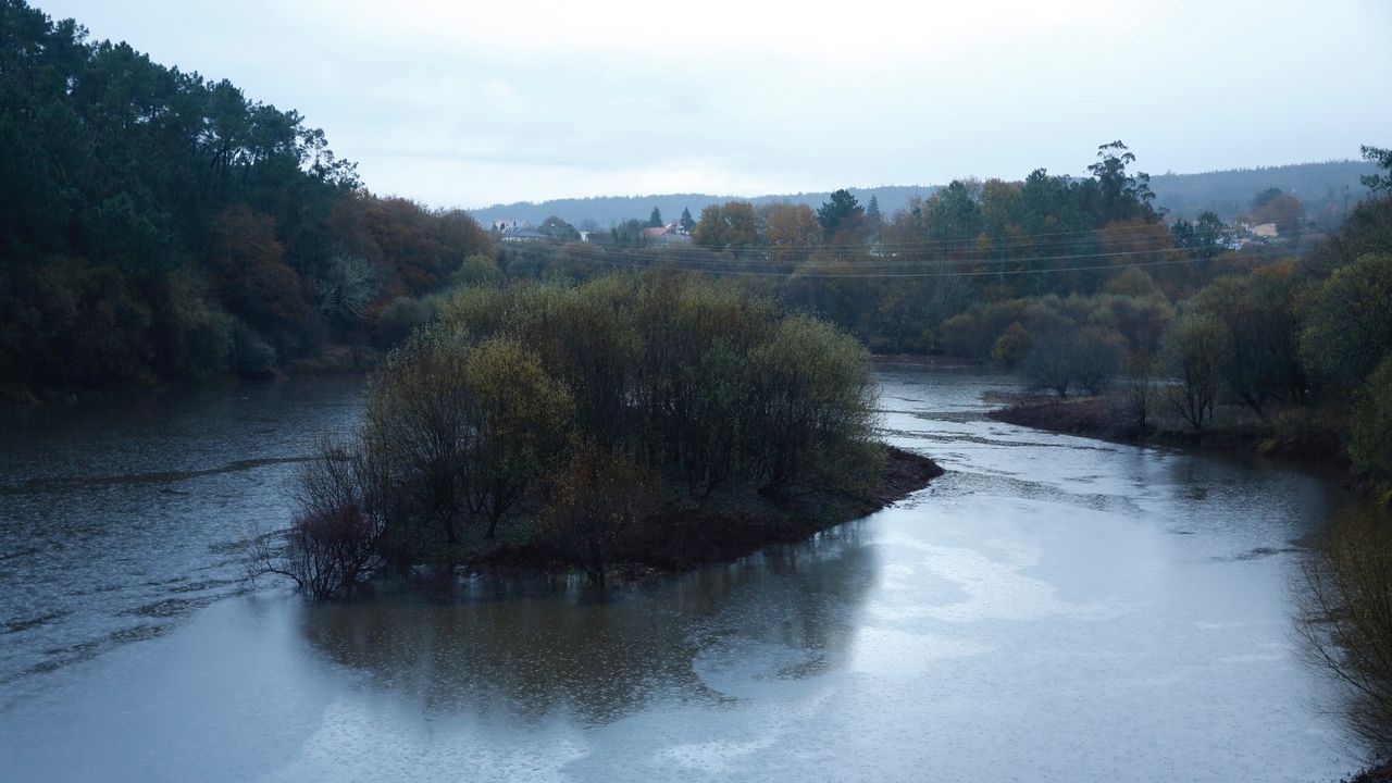 .Con mucha más agua que hace días ha amanecido el embalse Barrié de la Maza, en Negreira