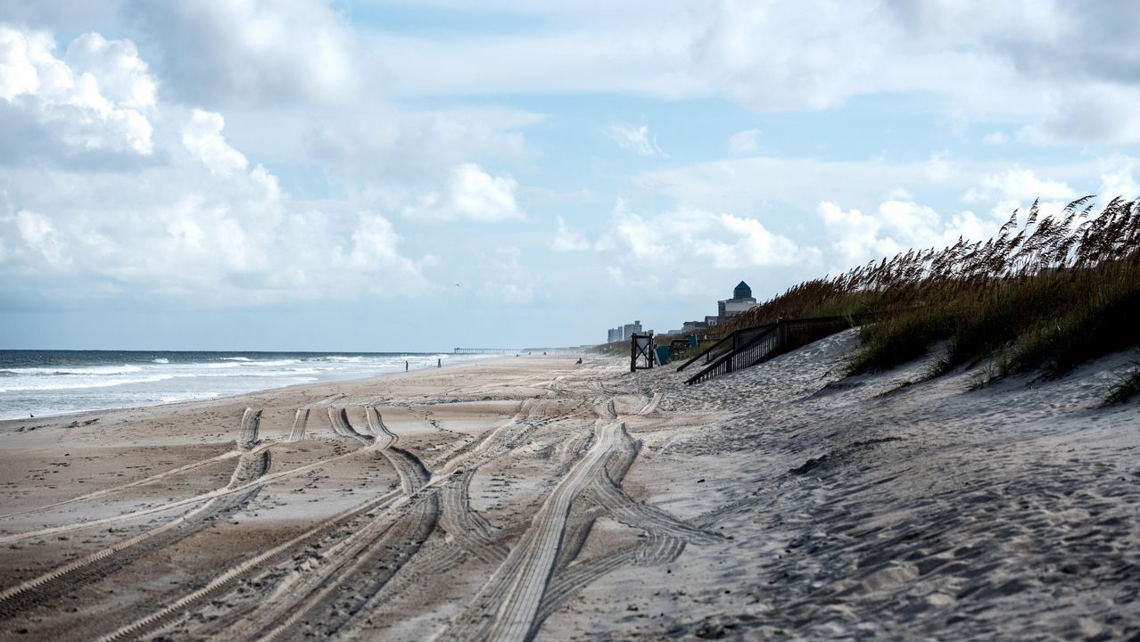 Playa vacía -Carolina Beach- después de que se realizara una evacuación