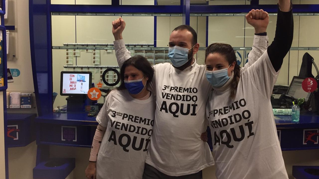 Celebraciones también en Ourense, donde cayó el tercer premio. Diez décimos del 52472 se han vendido en la administración Anta, en la calle Paseo