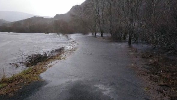 ASÍ HA CASTIGADO EL TEMPORAL A OURENSE.La crecida del río ha dejado incomunicado el pueblo de Pradorramisquedo en Viana do Bolo