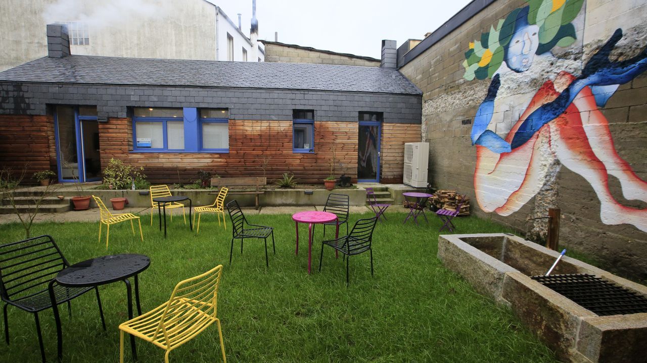 El hotel tiene una zona de terraza, decorada con un mural