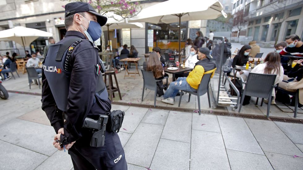 La policía controla que se cumplan las normas Covid en las terrazas