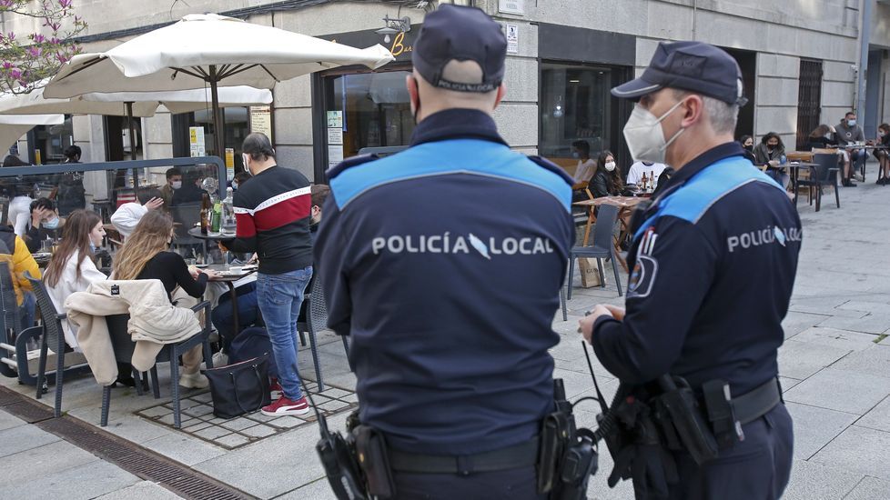 La policía controla que se cumplan las normas Covid en las terrazas