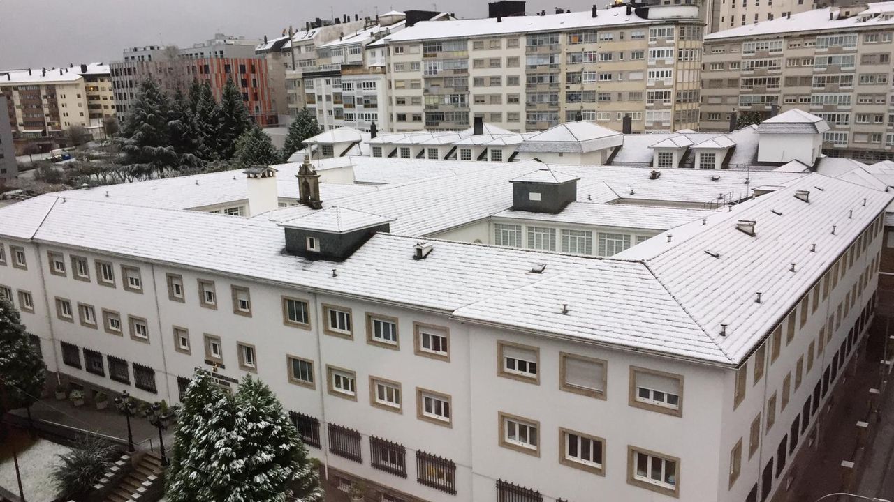 Tejados nevados en Lugo