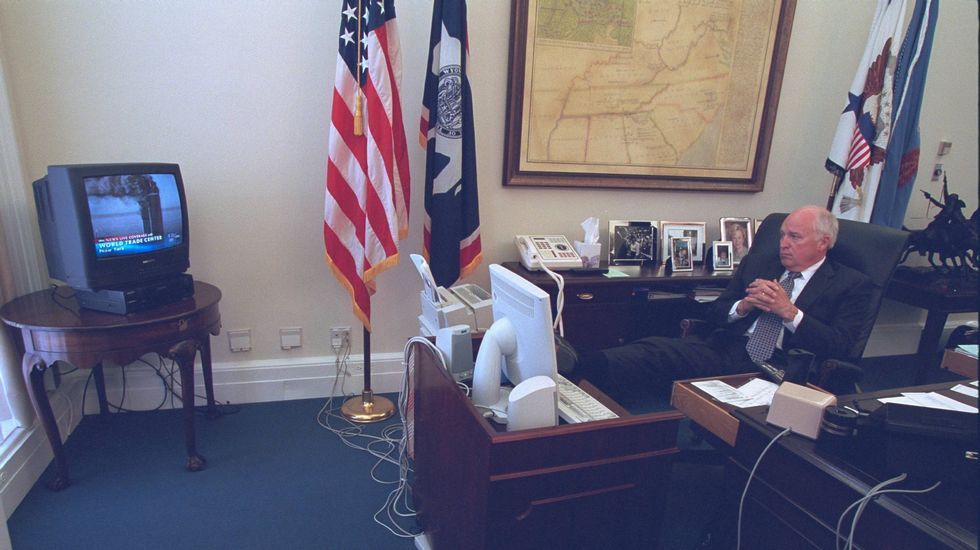 Dick Cheney ve por televisión las informaciones sobre el atentado, horas después de que se produjera el 11-S