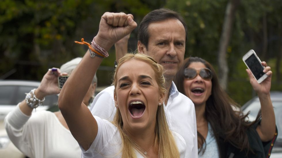 La esposa de Leopoldo López, Lilian Tintori, votando en Caracas.