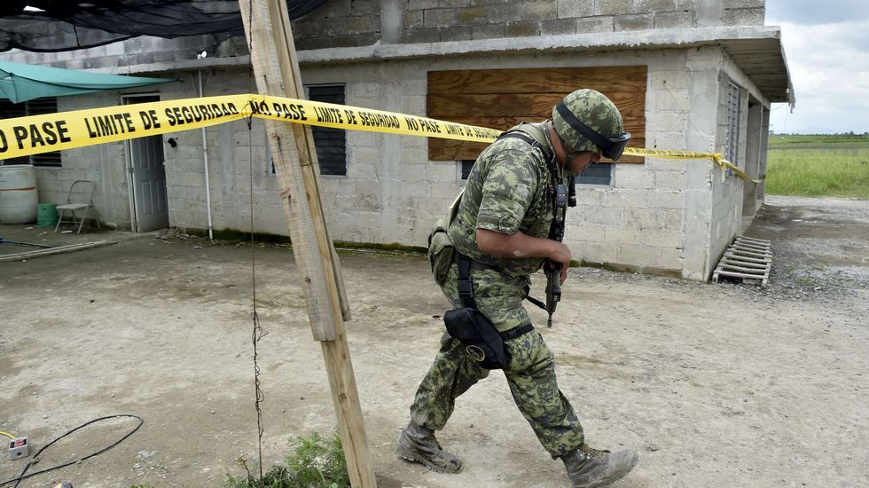 Los policías realizan labores de búsqueda para encontrar a el Chapo.