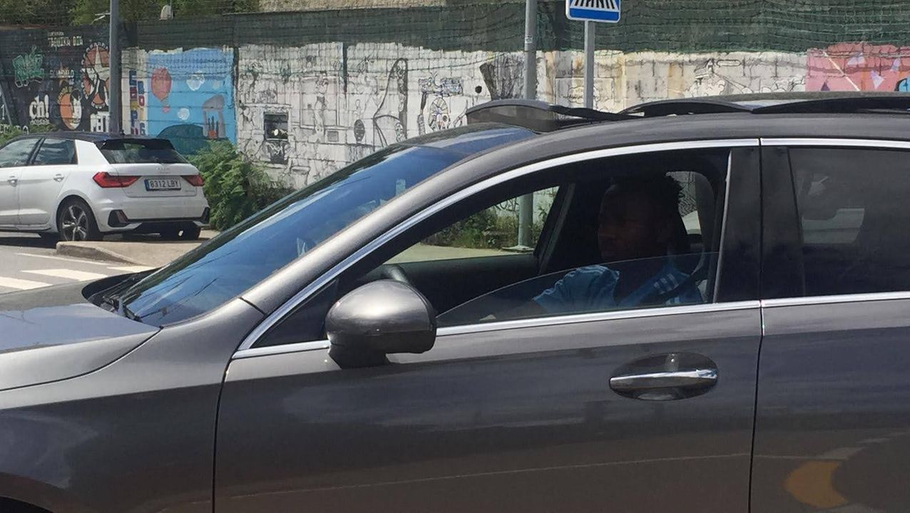 Uno de los jugadores del Celta, llegando a A Madroa a primera hora de esta mañana