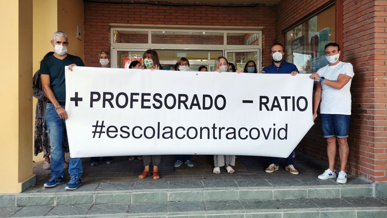Pancarta de protesta contra la situación organizativa en los colegios en un centro de Arousa