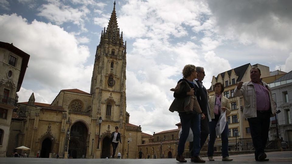 Las reliquias milenarias coronan Oviedo