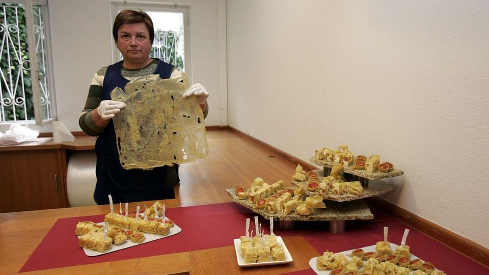 Recorren «al revés» la ruta que pasa por A Baña y lo celebran con «<span lang=