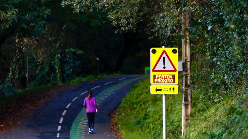 Señales inteligentes para proteger a peregrinos, caminantes y ciclistas en la senda del agua
