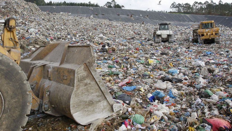 El Gobierno traspasa a Galicia el nuevo impuesto de residuos, la primera transferencia en 13 años