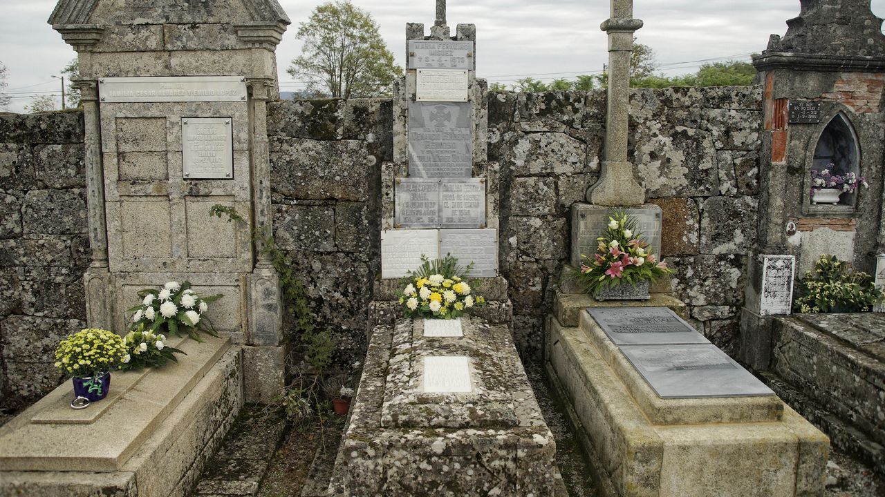 Cementerios singulares de Ourense.Cementerio parroquial de San Verísimo en Celanova. Acoge la tumba del poeta Celso Emilio Ferreiro.