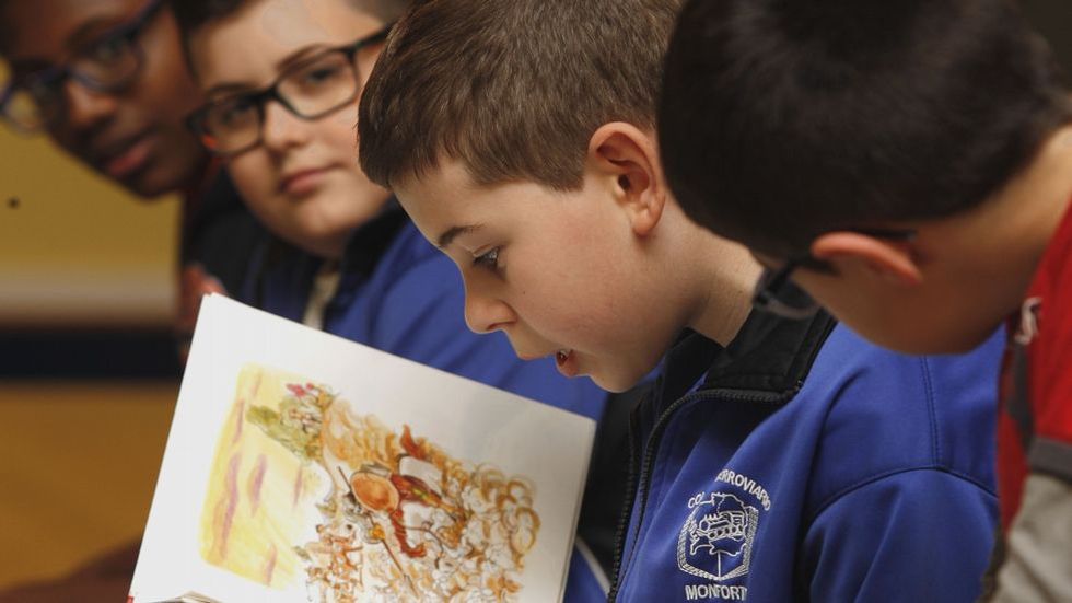 Niños leyendo fragmentos del «Quijote» en un taller de lectura celebrado durante un reciente Día del Libro