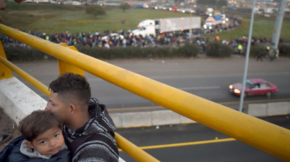 Tolerancia es prestar especial atención a los grupos socialmente desfavorecidos, como el de los emigrantes y desplazados. En la imagen, la marcha de sudamericanos que tratan de llegar a Estados Unidos