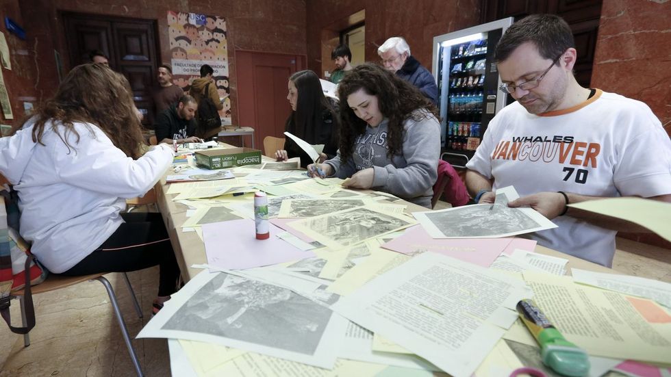 Profesores asistentes a un taller de ideas durante un curso de formación