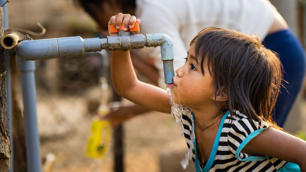 Un gesto tan sencillo como el de beber agua de un grifo no está, desgraciadamente, al alcance de todos los niños del mundo