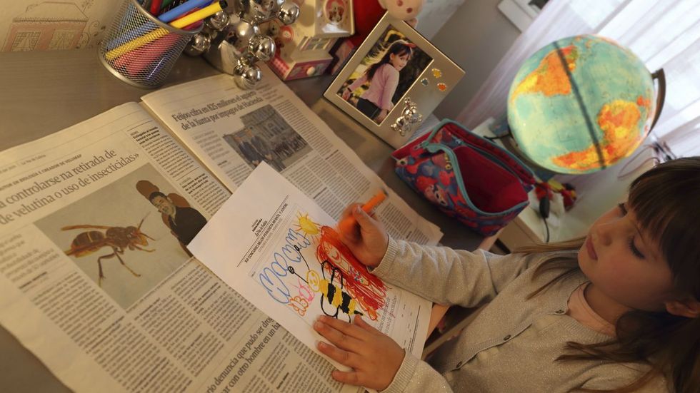 El reto para los nuevos periodistas más pequeños es ilustrar una noticia que hayan visto en el periódico de papel o en la web, pero no deben olvidar hacerlo en la maqueta oficial