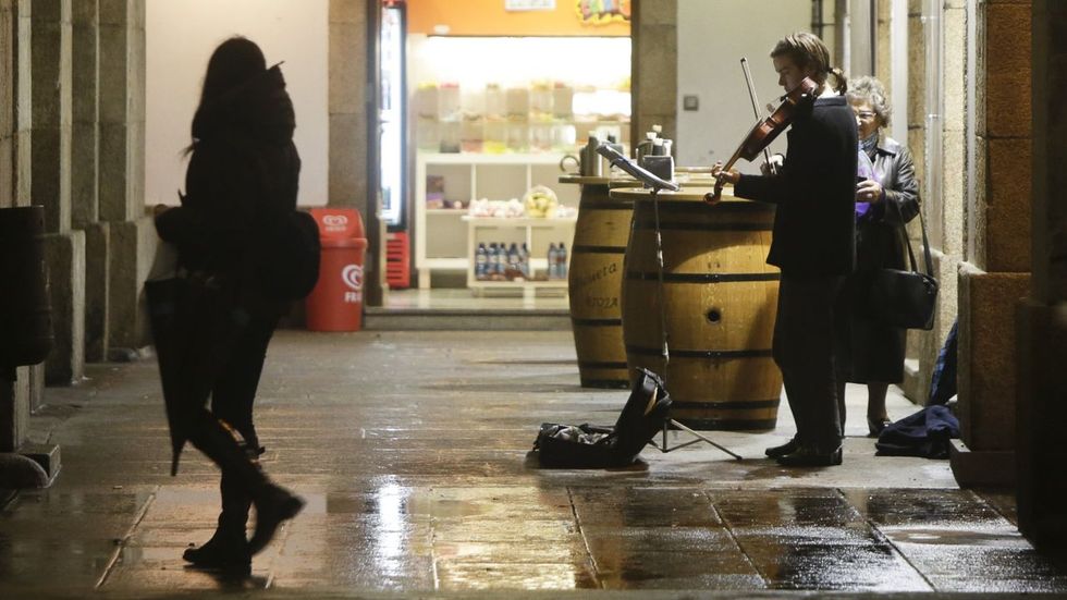 «Mientras caminamos por la ciudad, atentos a nuestros afanes vitales, acaso un violín nos punza el corazón deliciosamente» (Ortega y Gasset)