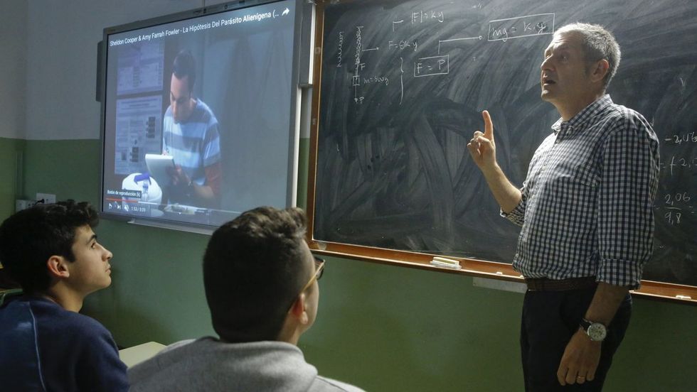 ¿Qué llevas, profesor, cada día a clase? En la imagen, Jesús Fidalgo, del IES Rosalía de Castro, que explica física con la serie «The Big Bang Theory»