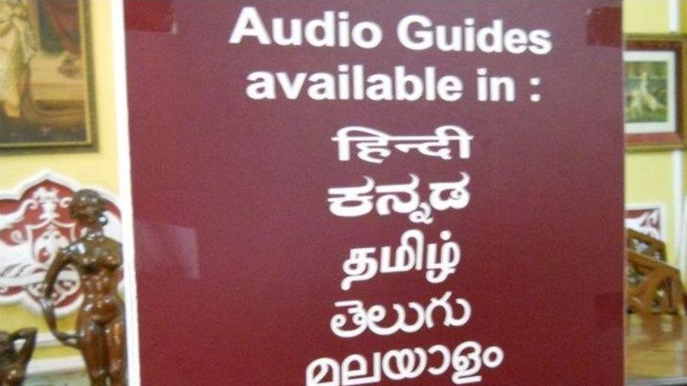 Guías en el palacio de Bangalore (inspirado en el palacio de Windsor, de Inglaterra), en la India, en distintas lenguas: hindi, canarés, tamil, telugu y malabra, además de algunas europeas