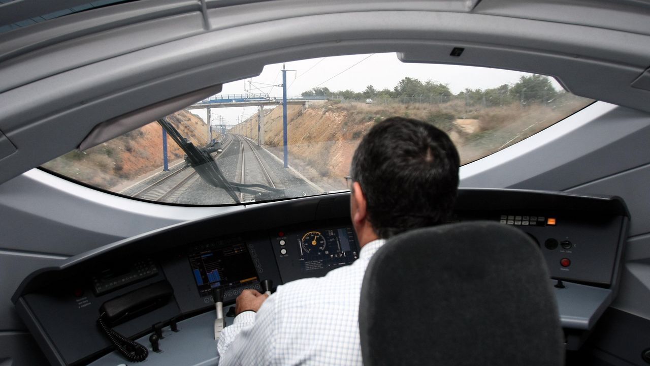 Un maquinista conduciendo un tren de alta velocidad