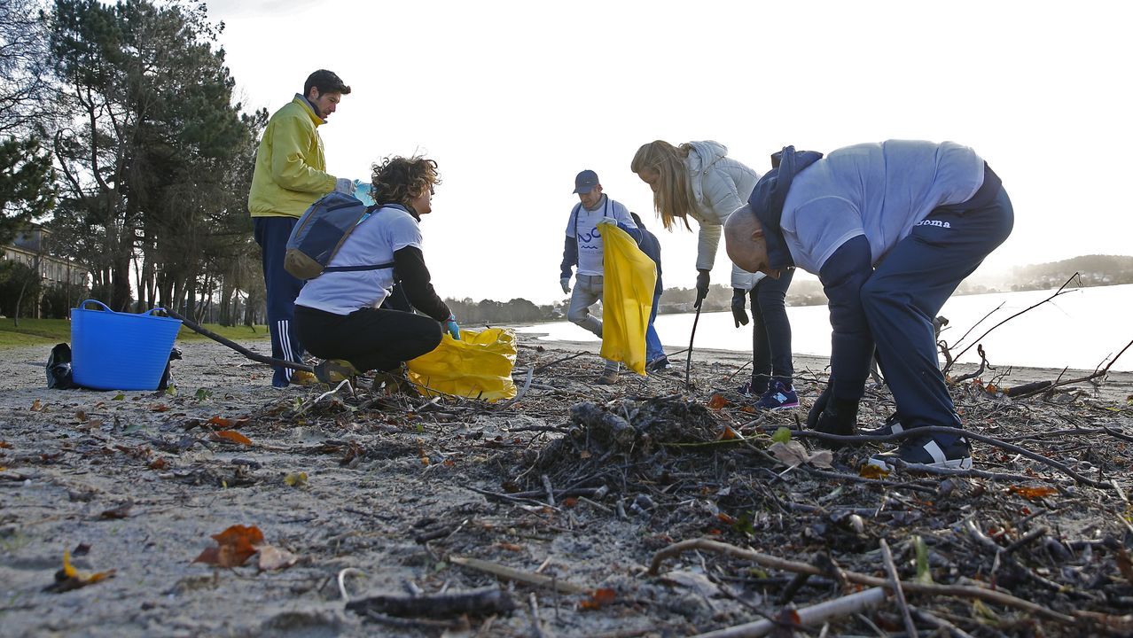 boiro. limpieza de playa de barraña del programa ecomar de jealsa