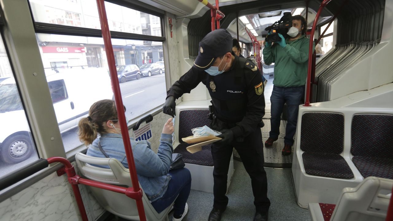 En A Coruña, como en otras ciudades, las Fuerzas y Cuerpos de seguridad estuvieron repartiendo mascarillas en el transporte público