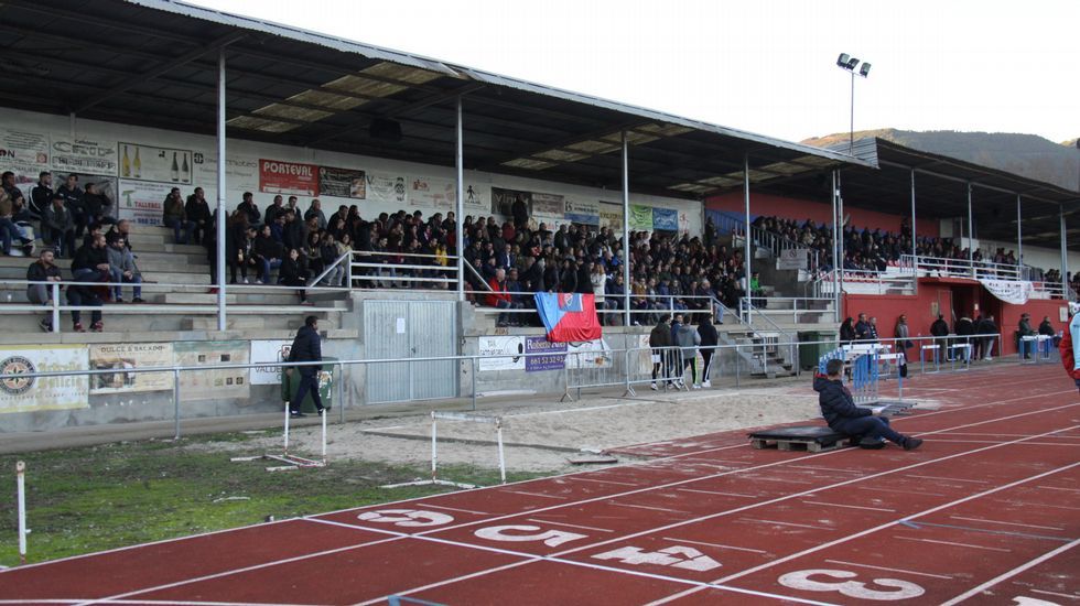 Gran ambiente en las gradas del estadio de Calabagueiros durante el CD Barco-UD Paiosaco