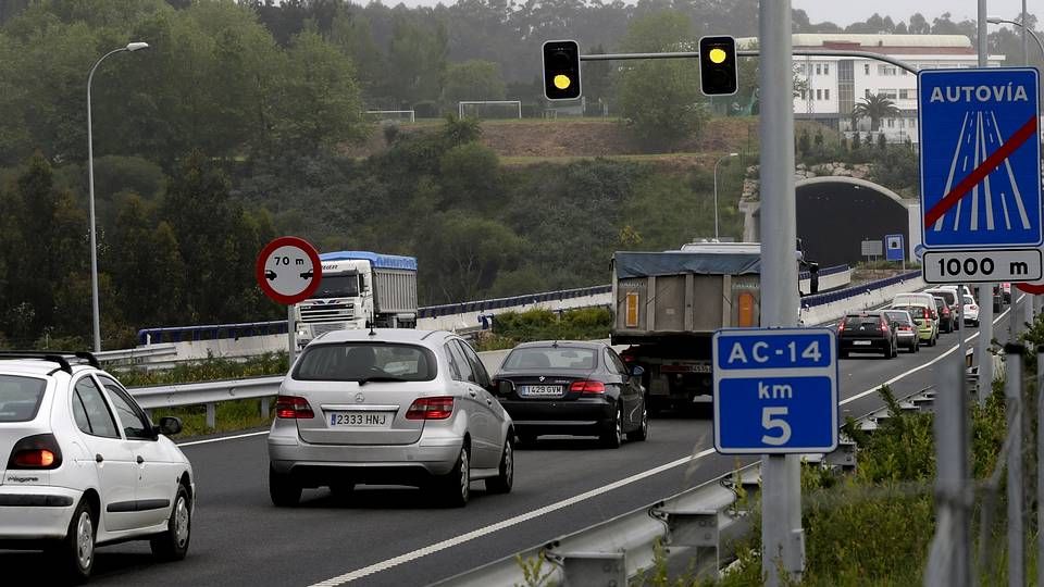 Atascos de tráfico en A Zapateira y la TerceraRonda por el corte de un carril para el cambio de tuberías de agua