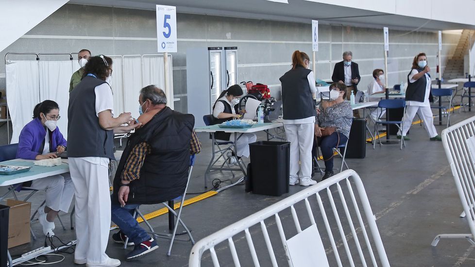 Vacunación masiva contra el Covid-19 con AstraZeneca para personas entre 60 y 65 años en el recinto ferial de Pontevedra