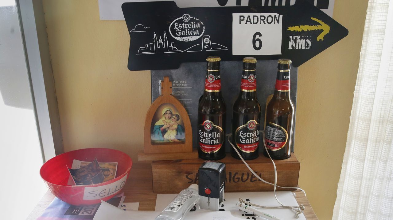 Los bares otrora a rebosar de peregrinos ahora tienen menos afluencia, pero al menos siguen abiertos, como este de Valga