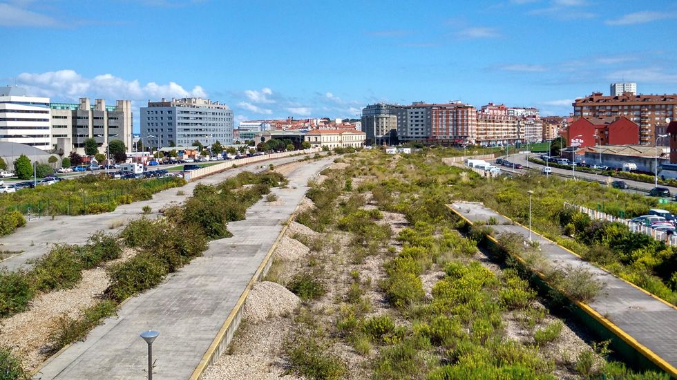 Vista de la ciudad desde el puente de la avenida de Carlos Marx, en una zona aún pendiente del plan de vías que debería soterrar el tráfico hasta Veriña.