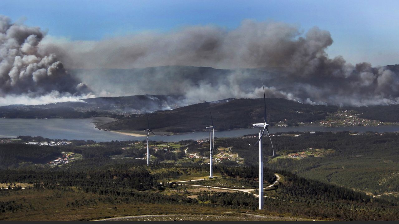 Vista del incendio que arrasó 250 hectáreas en Rianxo