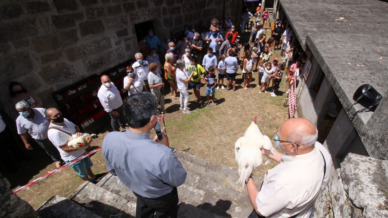 MISA EN SAN BENITO DE SERANS CON LA SUBASTA DE GALLOS