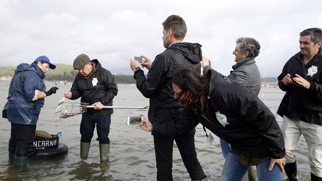 Alberto Chicote visita los bancos marisqueros de Testal en Noia