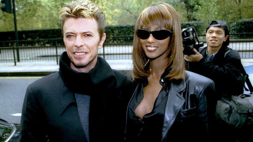 Otra imagen, de noviembre de 1995, de David Bowie con Iman.