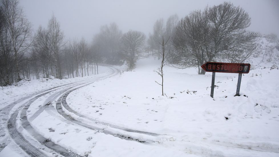 Nieve en la carretera que une Seoane do Courel y Samos
