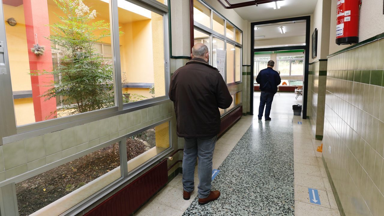 Gente votando en un colegio de Viveiro
